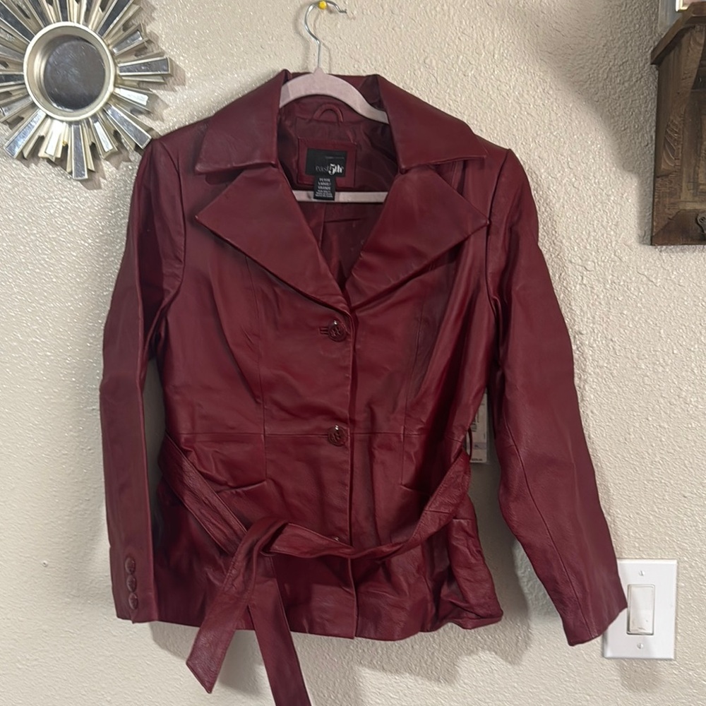 East 5th burgundy leather Jacket with Classic Collar and Tie Belt vintage 90s.
